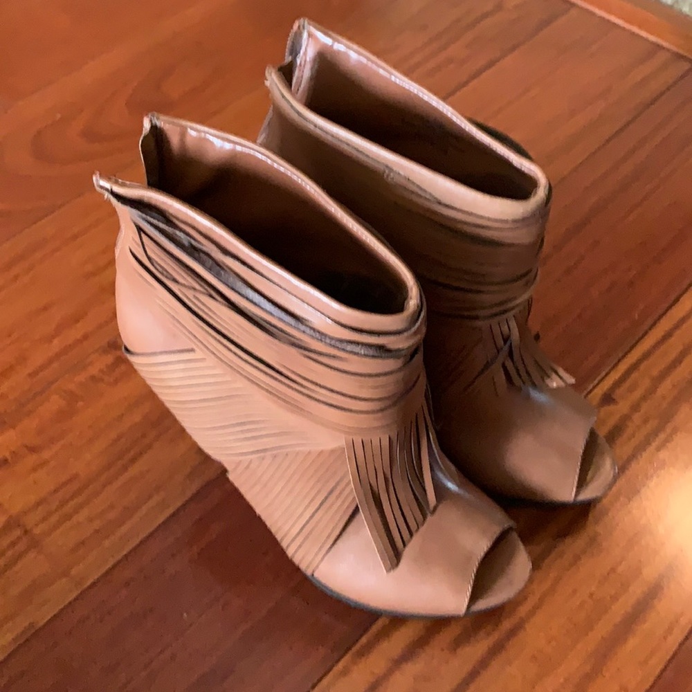 Platform ankle bootie